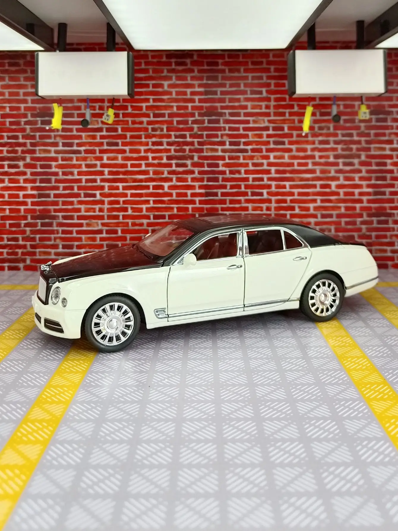 

1:24 High-end fashion car alloy pull back toy car car model ornaments collection gift boy fine workmanship