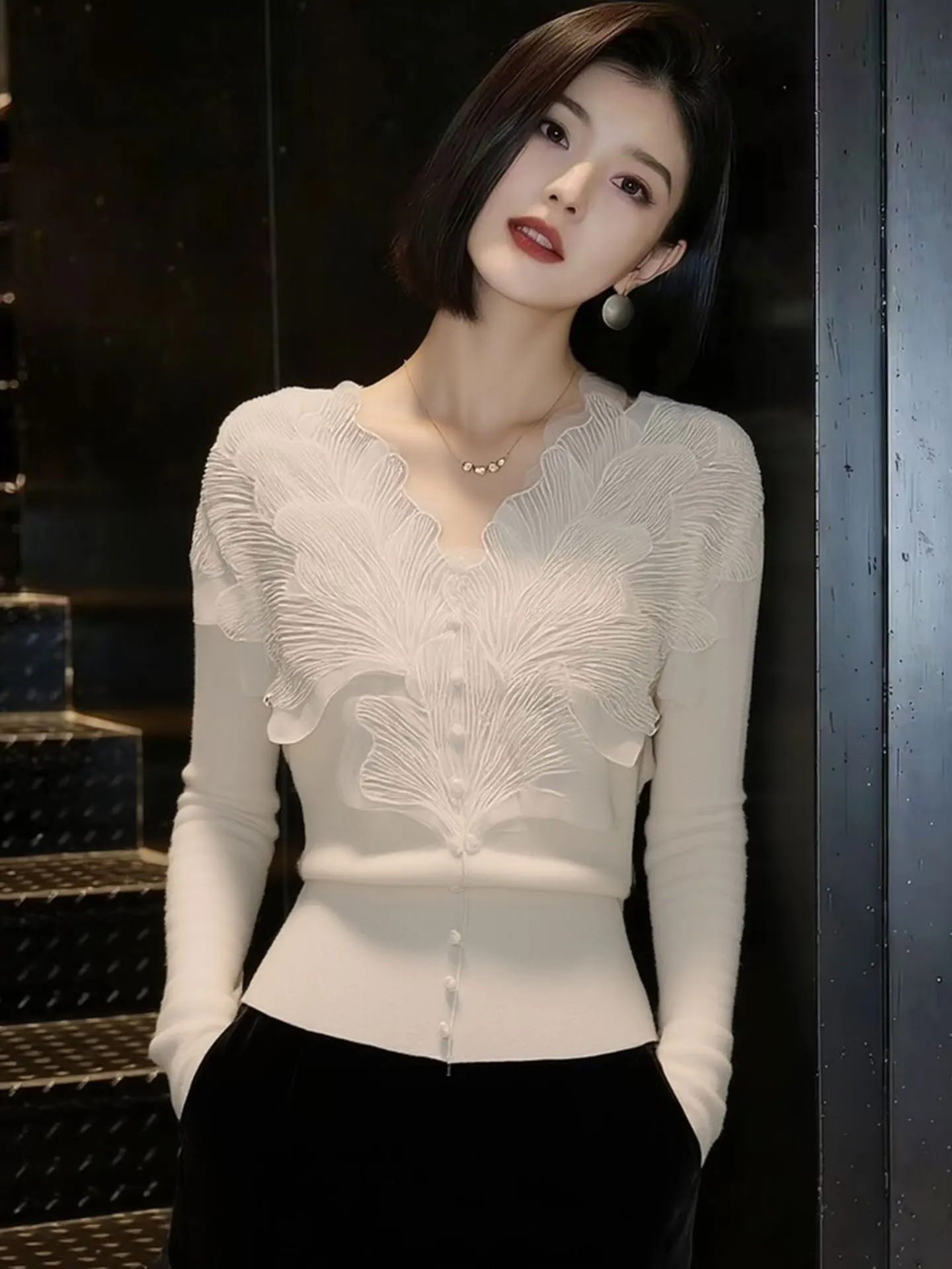 

Ele V-Ne Long Sve Knitwear Comfortable Fitting Base Layer Top for Women Spring Season Korean Sle Silk Material