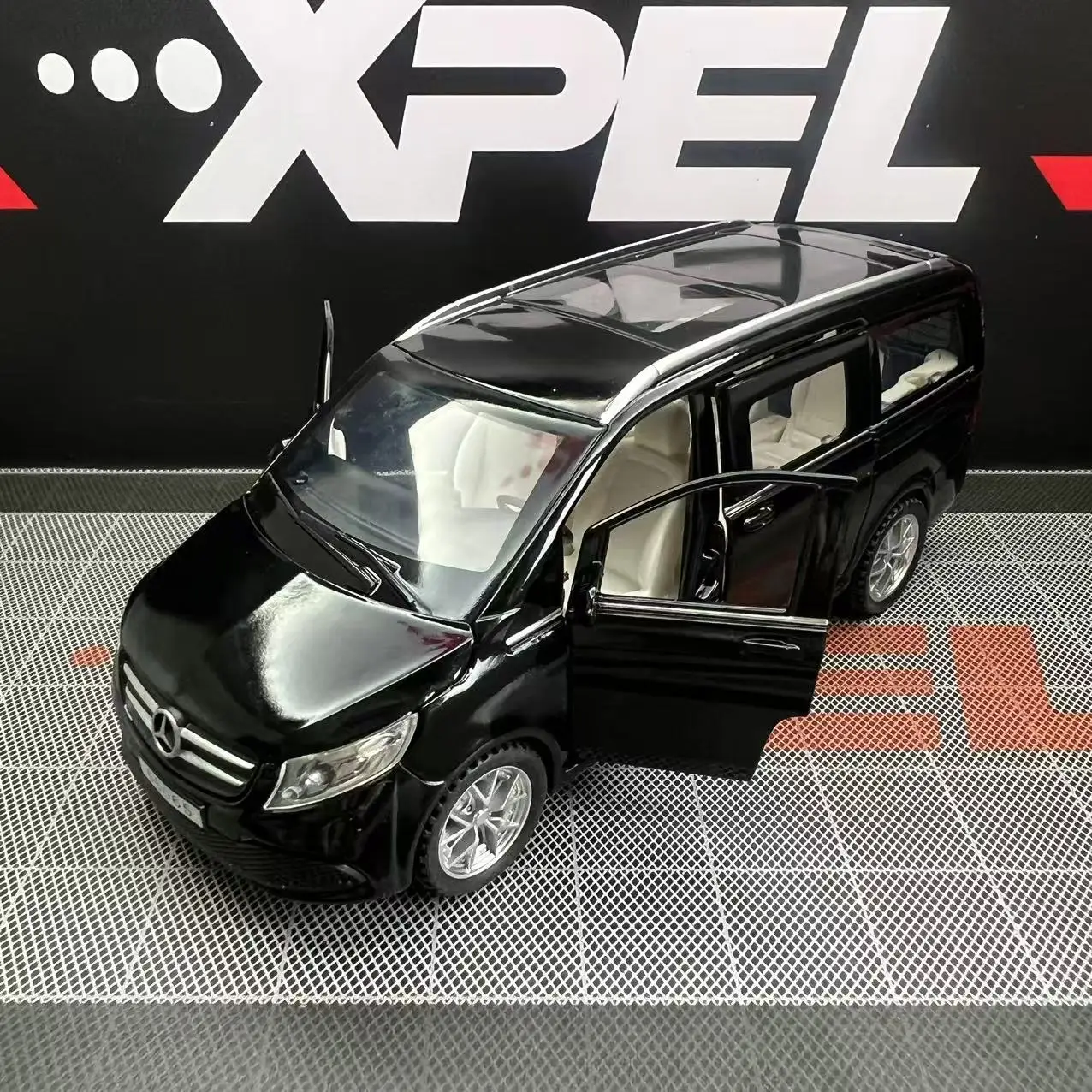 

1:32 Diecast Benz V260 Business MPV Alloy Car Model Sound Light Pull Back Car Simulation Boy Toy Decoration