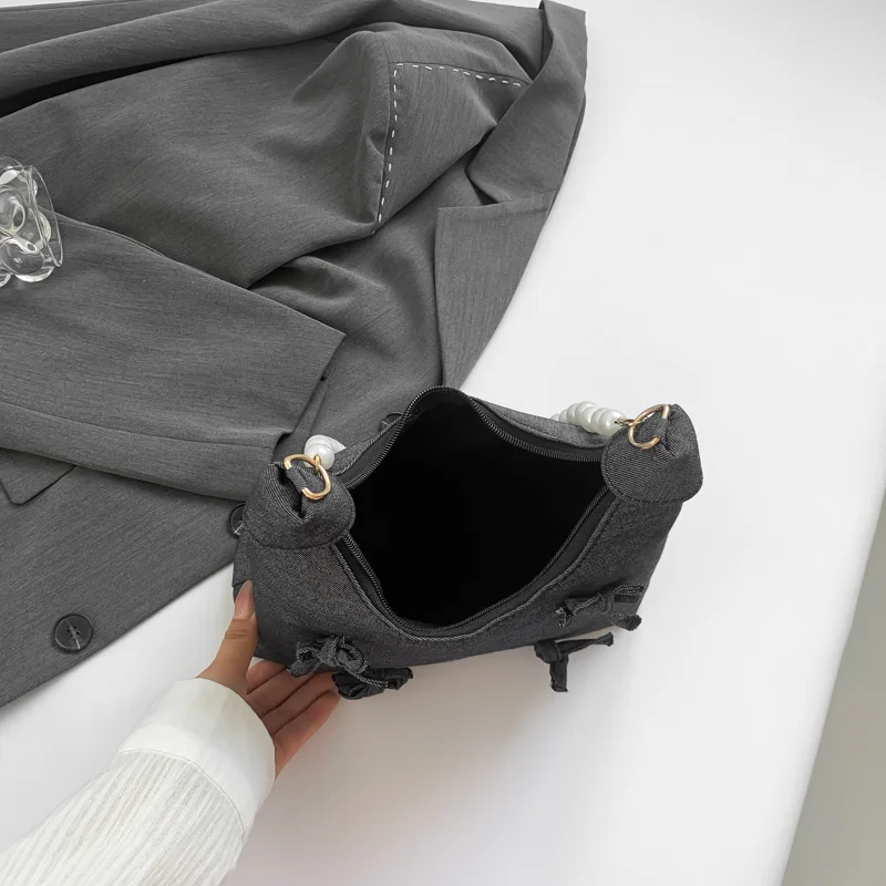 Borsa sottobraccio in denim Borsa da donna con fiocco Bowknot Borsa a mezzaluna con decorazione di perle Borsa a tracolla con tracolla a catena per viaggi di lavoro