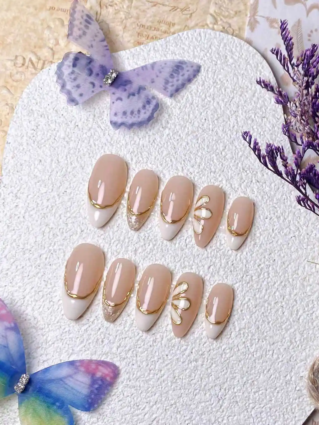 10 قطع، حليب اللوز الأبيض المصنوع يدويًا بثلاثة بتلات مع زخرفة بحافة ذهبية، بسيطة ولكنها أنيقة، ذات جودة عالية.