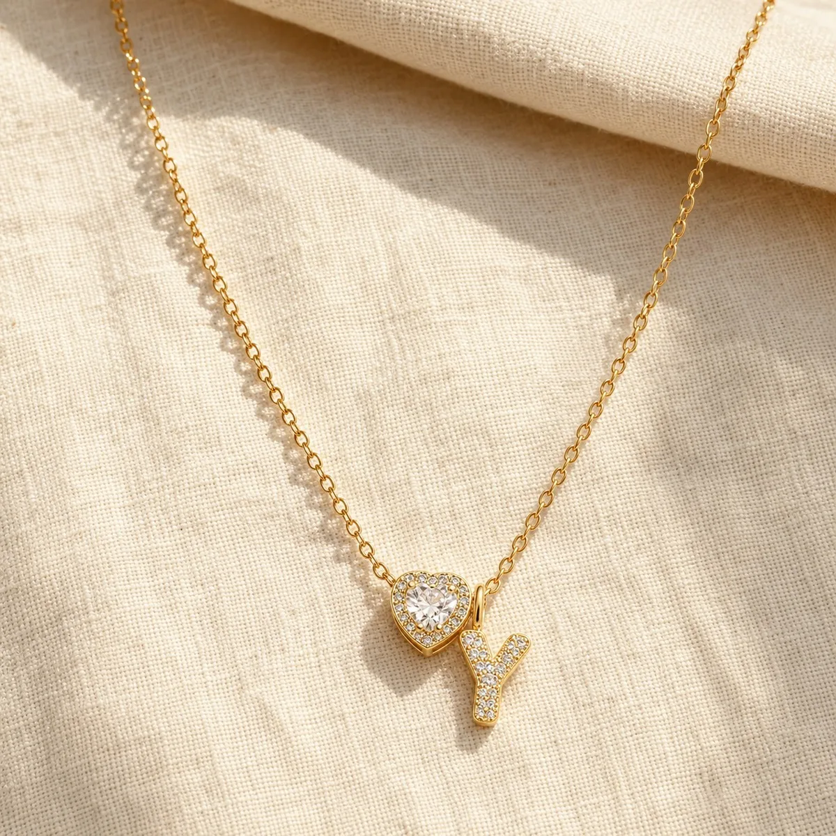 Initialen-Charm Vergoldete Buchstabenkette für Damen und Herren mit Herz und Zirkonia für den Alltag, als Geburtstagsgeschenk oder für Feiertagspartys – Detail 3