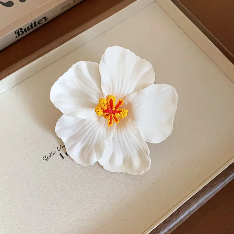 6 Farben Hawaiianische Blumen-Haarspangen für Frauen, Böhmische Schwamm-Blumen-Seitenfransen-Clips, Plumeria-Haarnadeln, Urlaubszubehör K – Detail 15