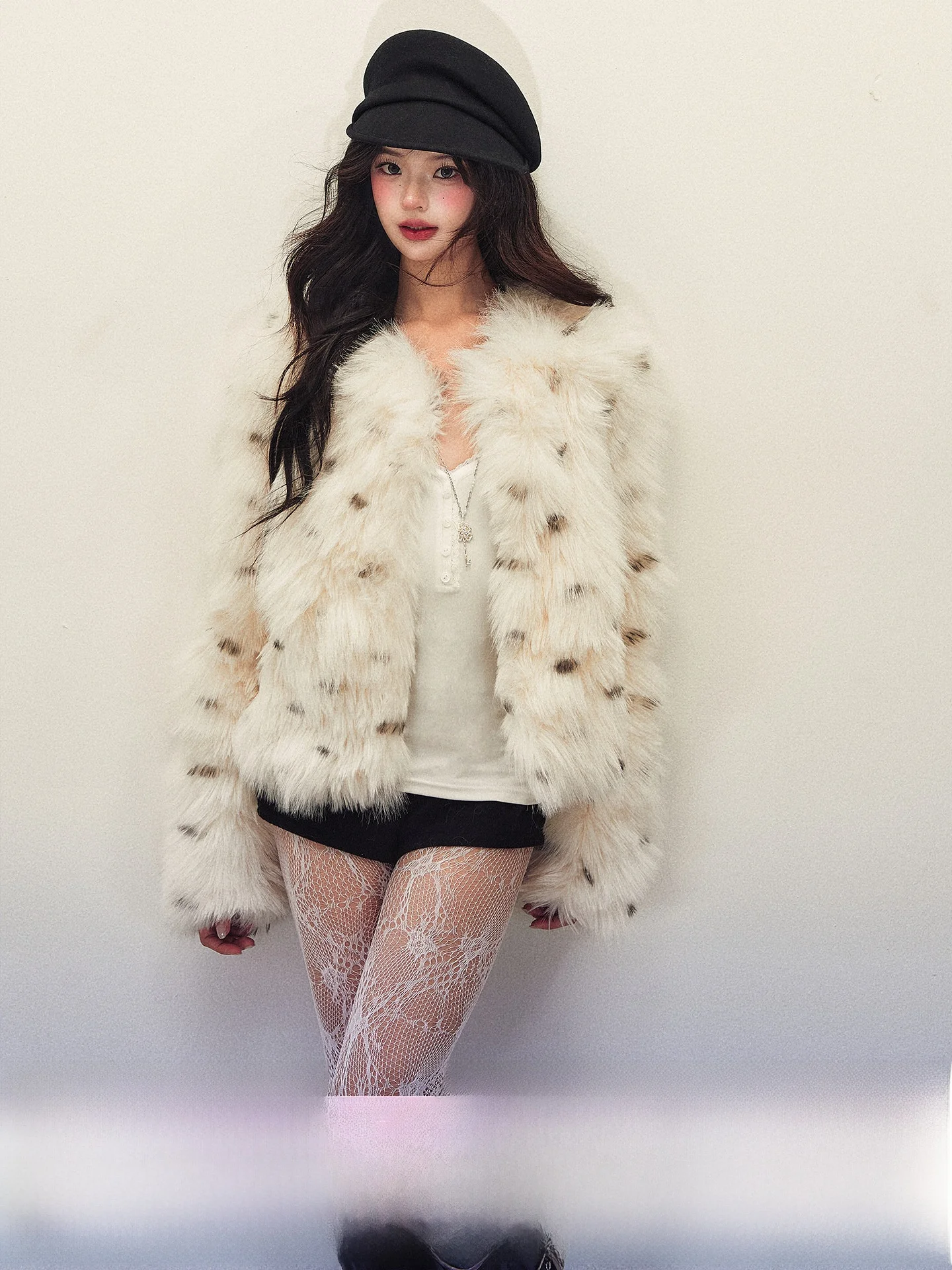 

Белое короткое пальто с имитацией меха в горошек для женщин, зимнее, теплое, премиум-класса, короткая плюшевая верхняя одежда от P STUDIO