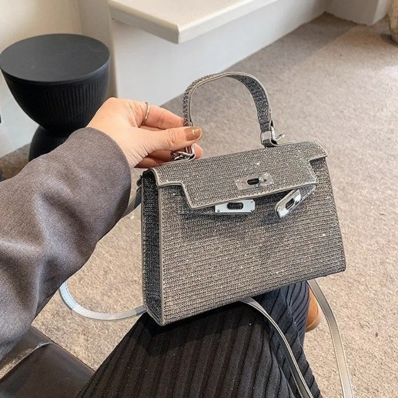 กระเป๋าผู้หญิงอเนกประสงค์พร้อมดีไซน์ลายพิมพ์ สะพายข้างหรือสะพายใต้วงแขน มีสไตล์และใช้งานได้จริงสำหรับผู้หญิง