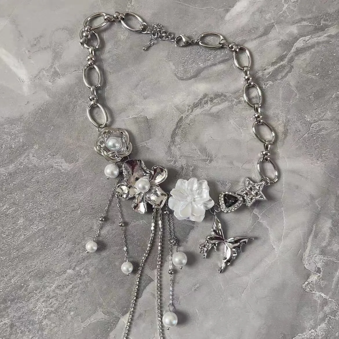 New Romantic Elegant Flower Tassel Necklace Metal Butterfly Vintage Pearl Choker Fashion Unisex Jewelry for Women