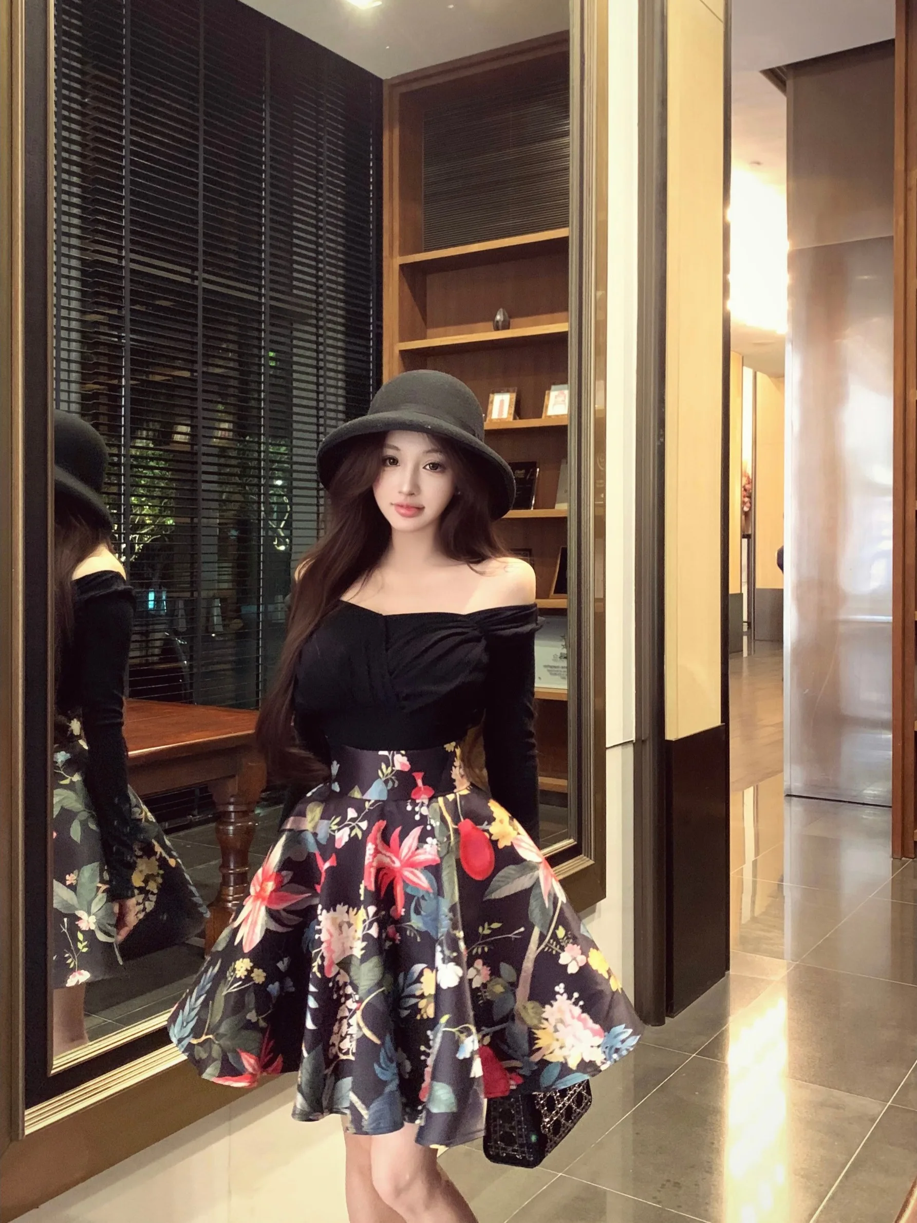 

Элегантный комплект из двух предметов с цветочным принтом: топ с длинным рукавом на одно плечо и юбка с высокой талией. Модная осенняя одежда.