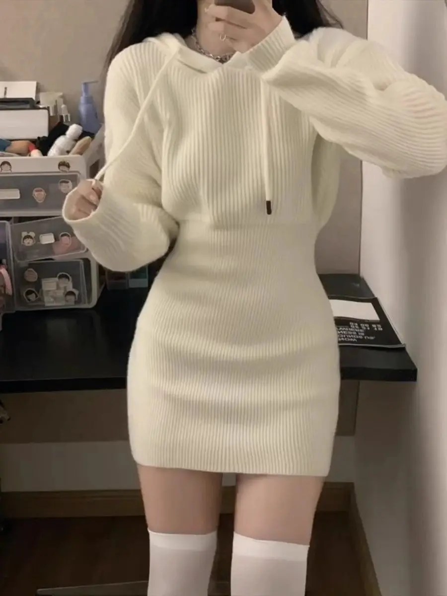 Ein neues weißes Strickkleid mit Kapuze für Damen im Stil 2025, Paar Pulloverkleid mit kurzem Rock, bedeckt das Gesäß
