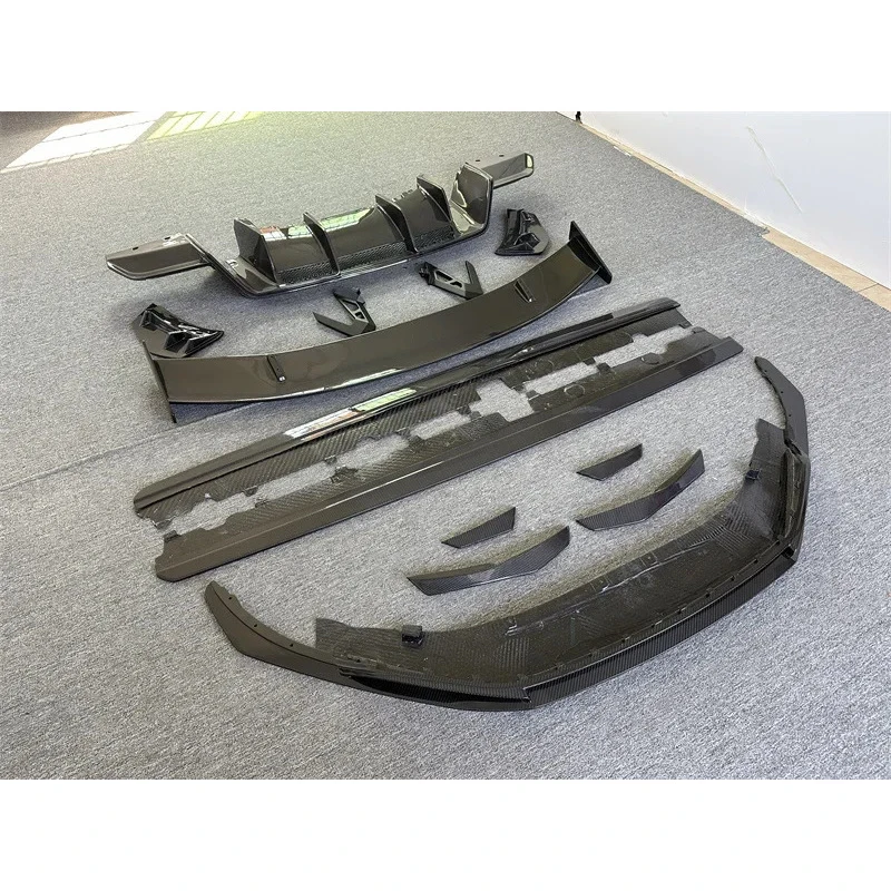 Hochwertiges Carbonfaser-Material Auto-Stoßstange Frontlippe Hecklippe Seitenschweller Heckflügel Karosserie-Kit für R8 2016-2018