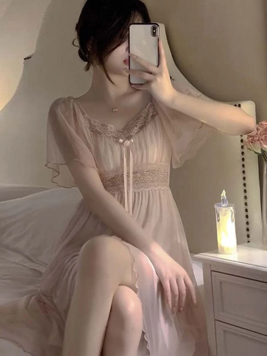 قميص نوم نسائي صيفي مثير بحواف دانتيل وتصميم شبكي مفرغ، بأكمام قصيرة وياقة على شكل V، بأسلوب رقيق وجذاب