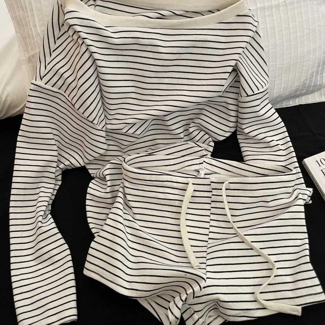 Pijamas de Manga Larga para Mujer con Rayas Blancas y Negras, Cuello Inclinado, Camisa con Hombros Descubiertos y Pantalones Cortos para Usar en Casa