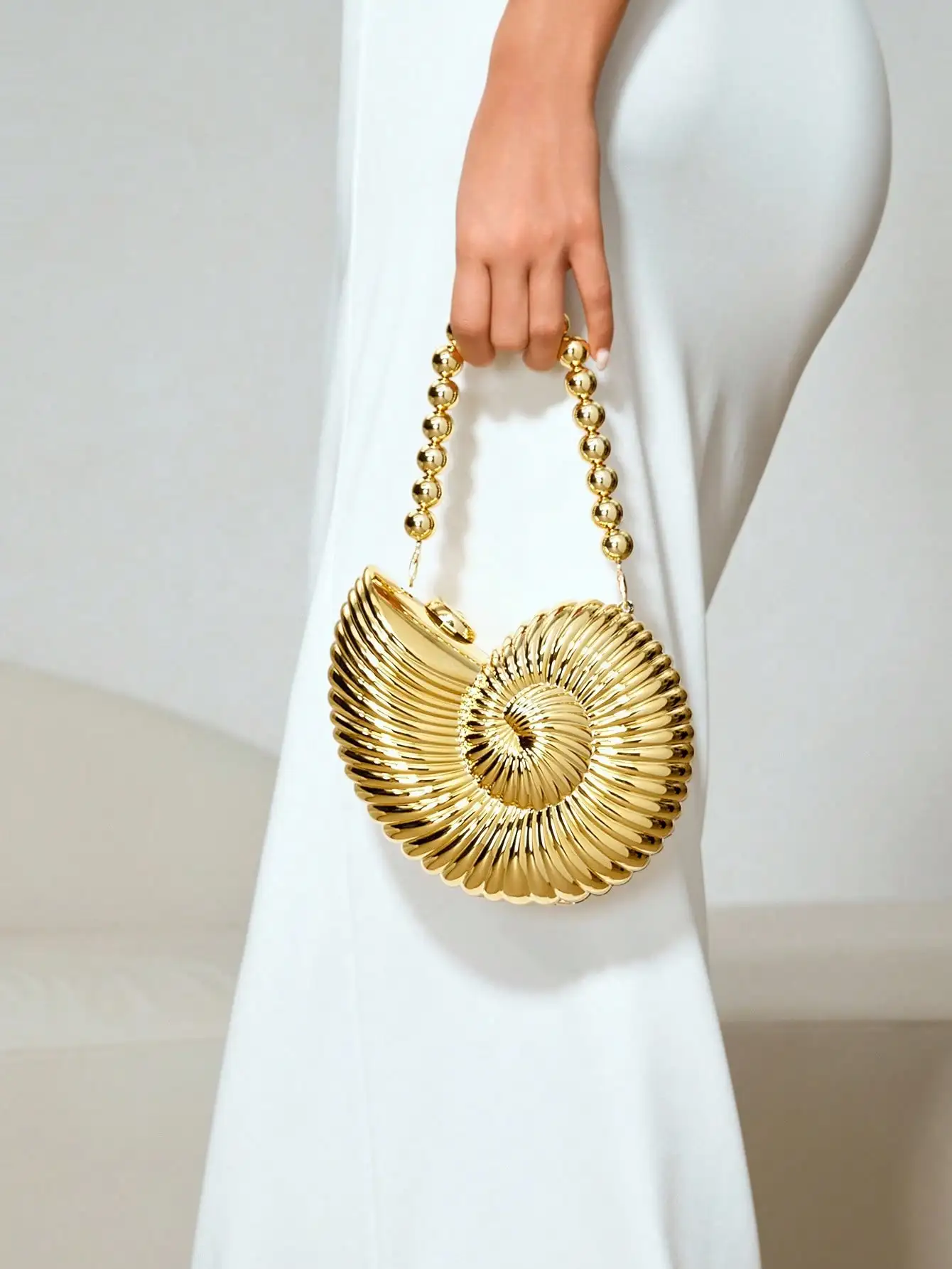 

Золотистая сумка-клатч в форме спирали с ручкой из бисерной цепочки, аксессуар для вечернего образа