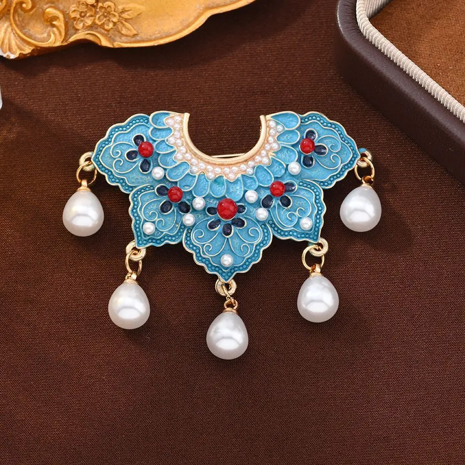 

A Chinese-style brooch imitating the blue color of traditional Chinese qipaos and hanfu, perfect as a gift.