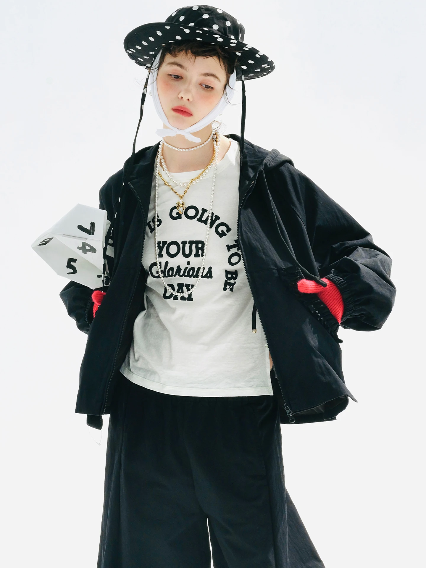 

imakokoni 2025 Autumn Sweet and Edgy Retro Hooded Jacket Cotton-Nylon Twill Black Letter-Print Cardigan for Women 255128