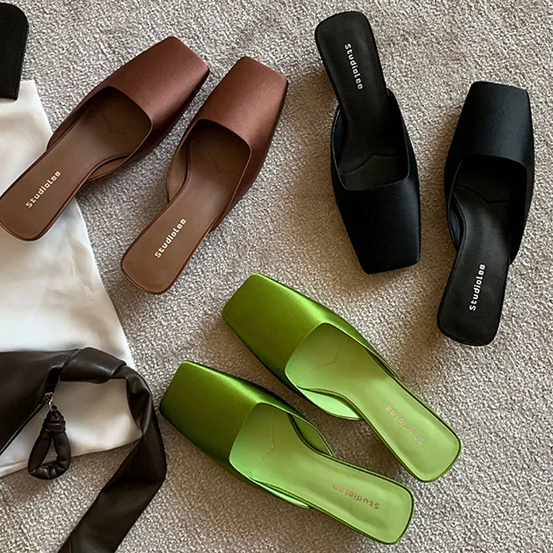 

Роскошные атласные сандалии, женские летние пикантные сандалии с квадратной головкой, странные шлепанцы на низком каблуке, элегантный дизайн, женские шлепанцы-мулы на массивном каблуке