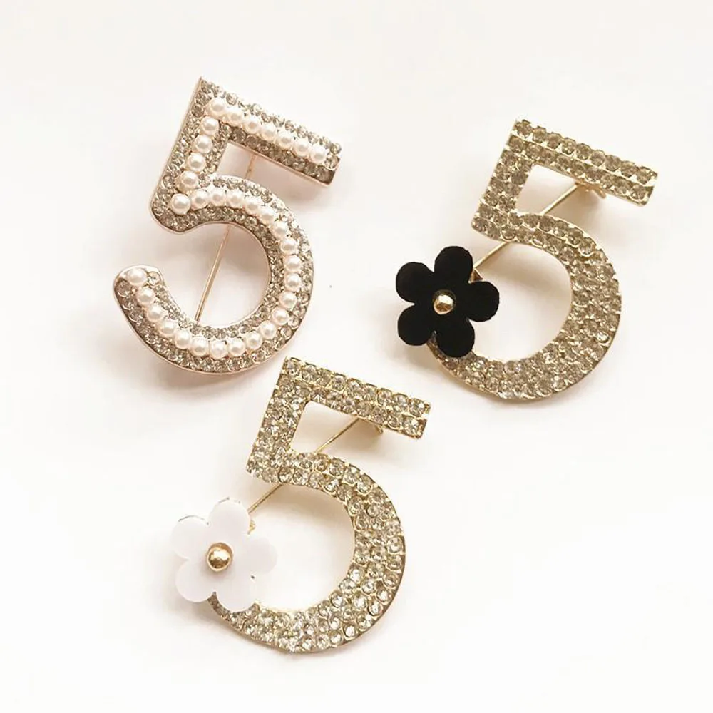 Classic Number 5 Brooch Rhinestone Pearl Floral Lapel Pin Vintage Elegant Crystal Badge Wedding Party Jewelry Women Gifts