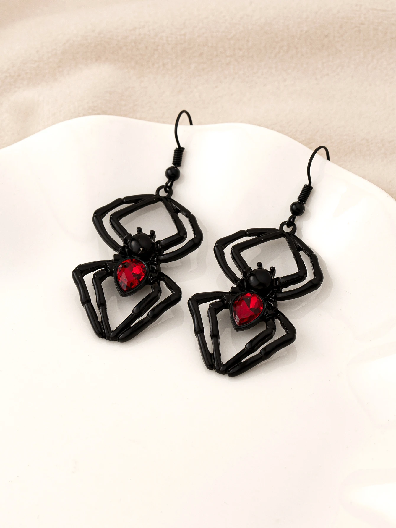 เก๋ไก๋กับต่างหูสตรีแมงมุมสีดำคลาสสิก