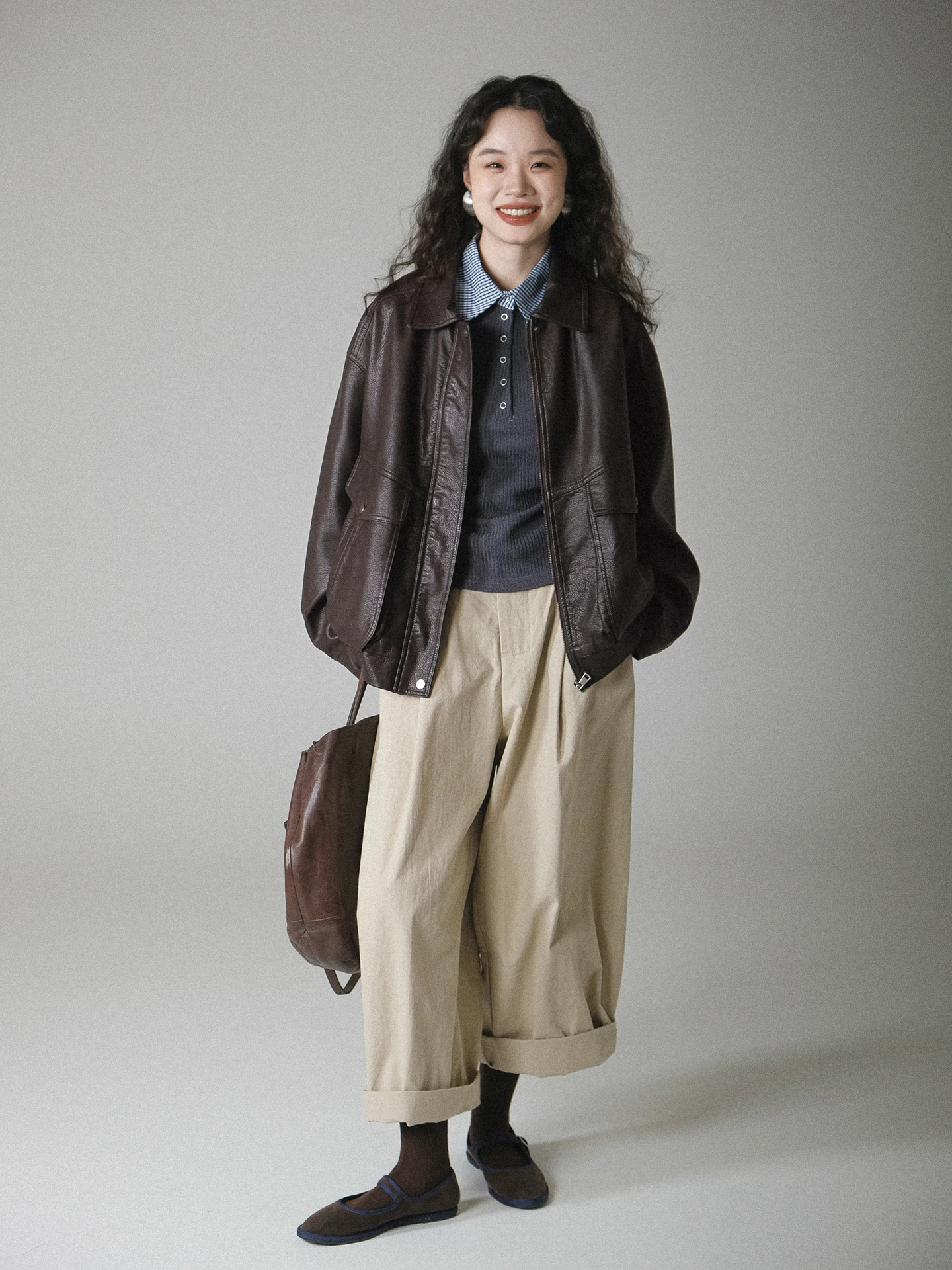 ブラウン PU レザージャケット女性のクールなスタイルのショートコート冬新着ファッショナブルな通勤風ルーズフィット長袖ジッパー