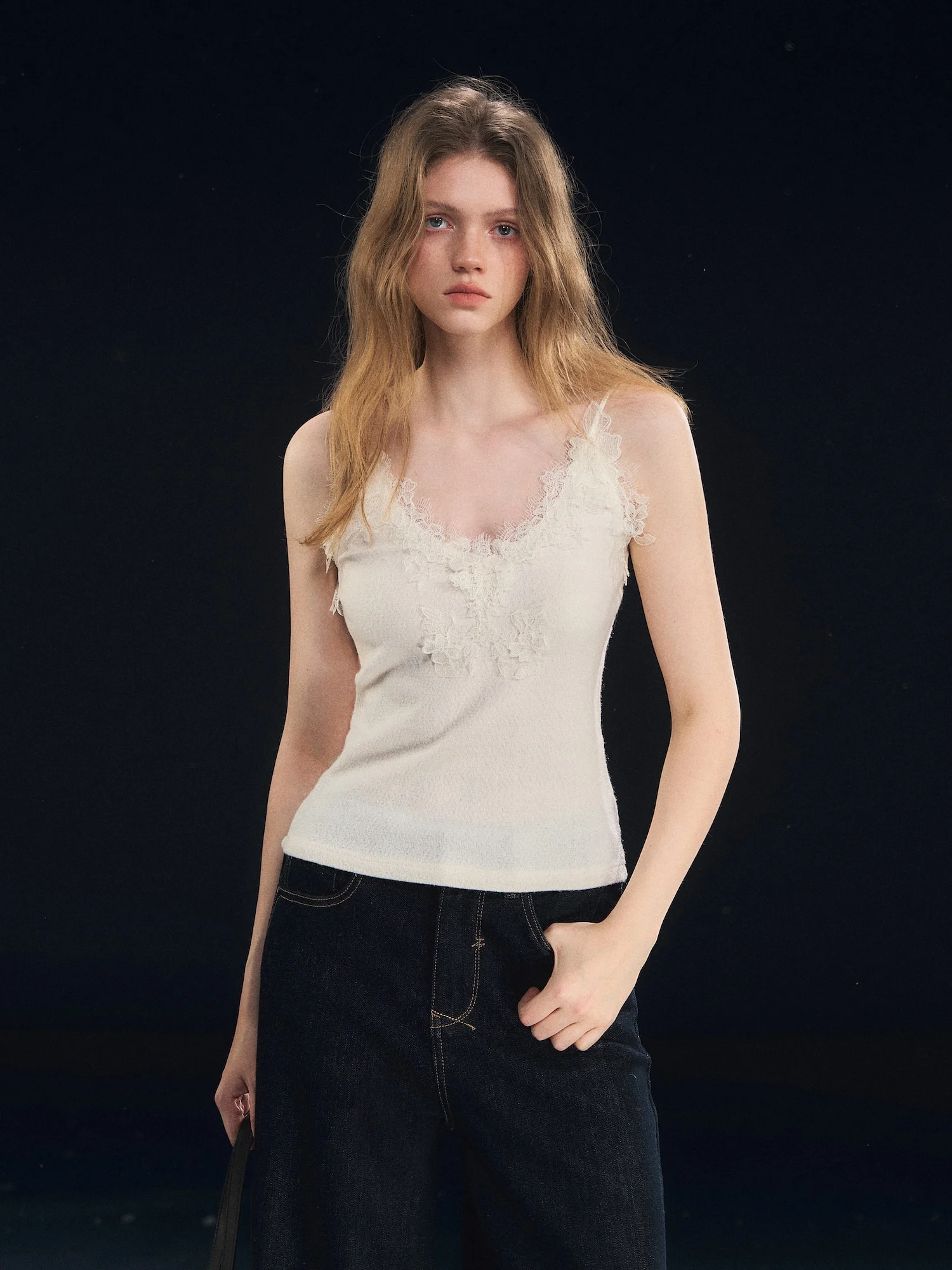 

SOMESOWE Faux Velvet Texture Lace Strap Vest Women's Casual Wear V-ne Inner Wear Regular Thin Pure Color Polyester Fiber