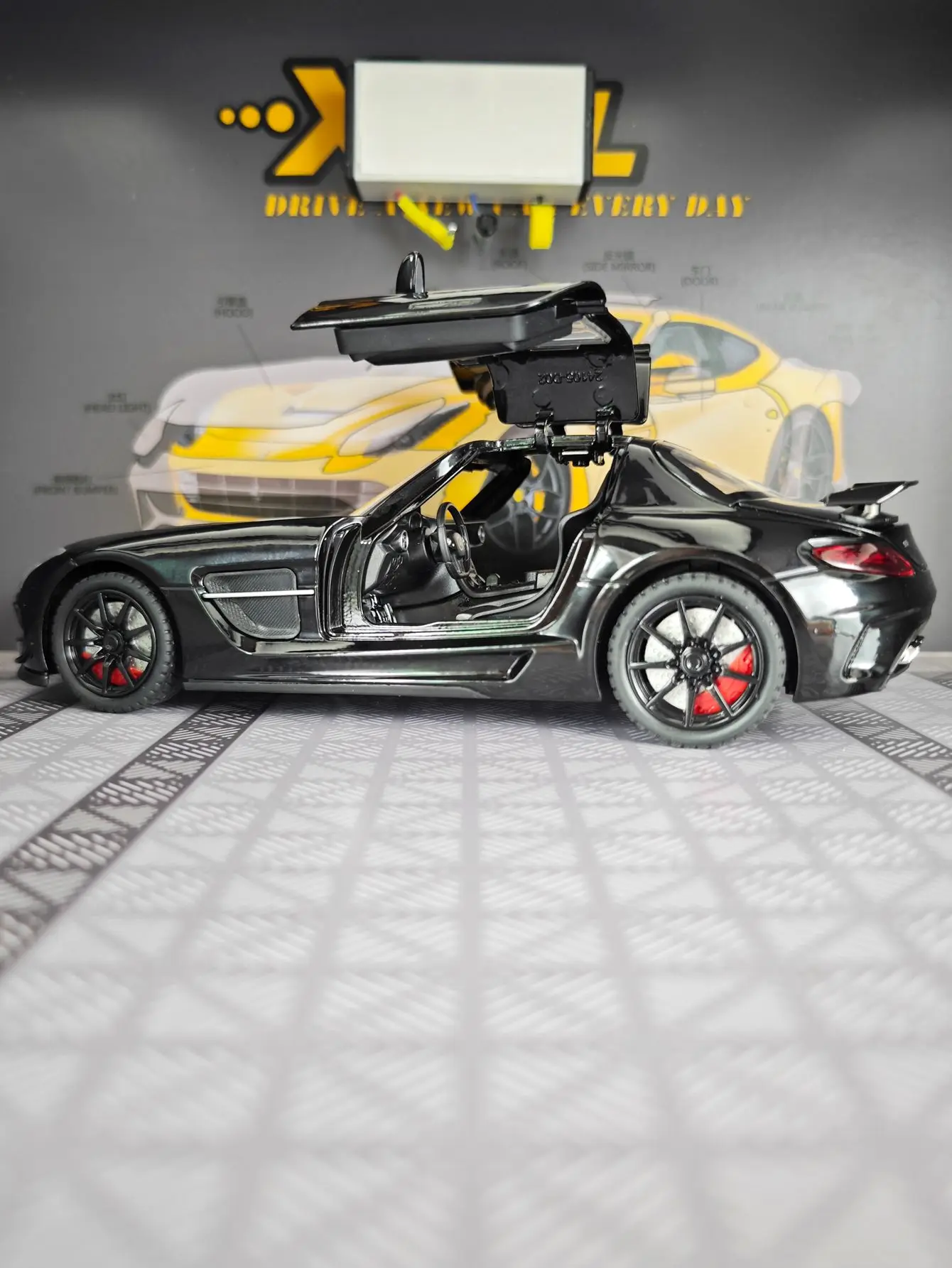 

1:24 Mercedes-Benz SLS AMG alloy car model oacousto-optic pull back children's toys doors and hood trunk can be opened