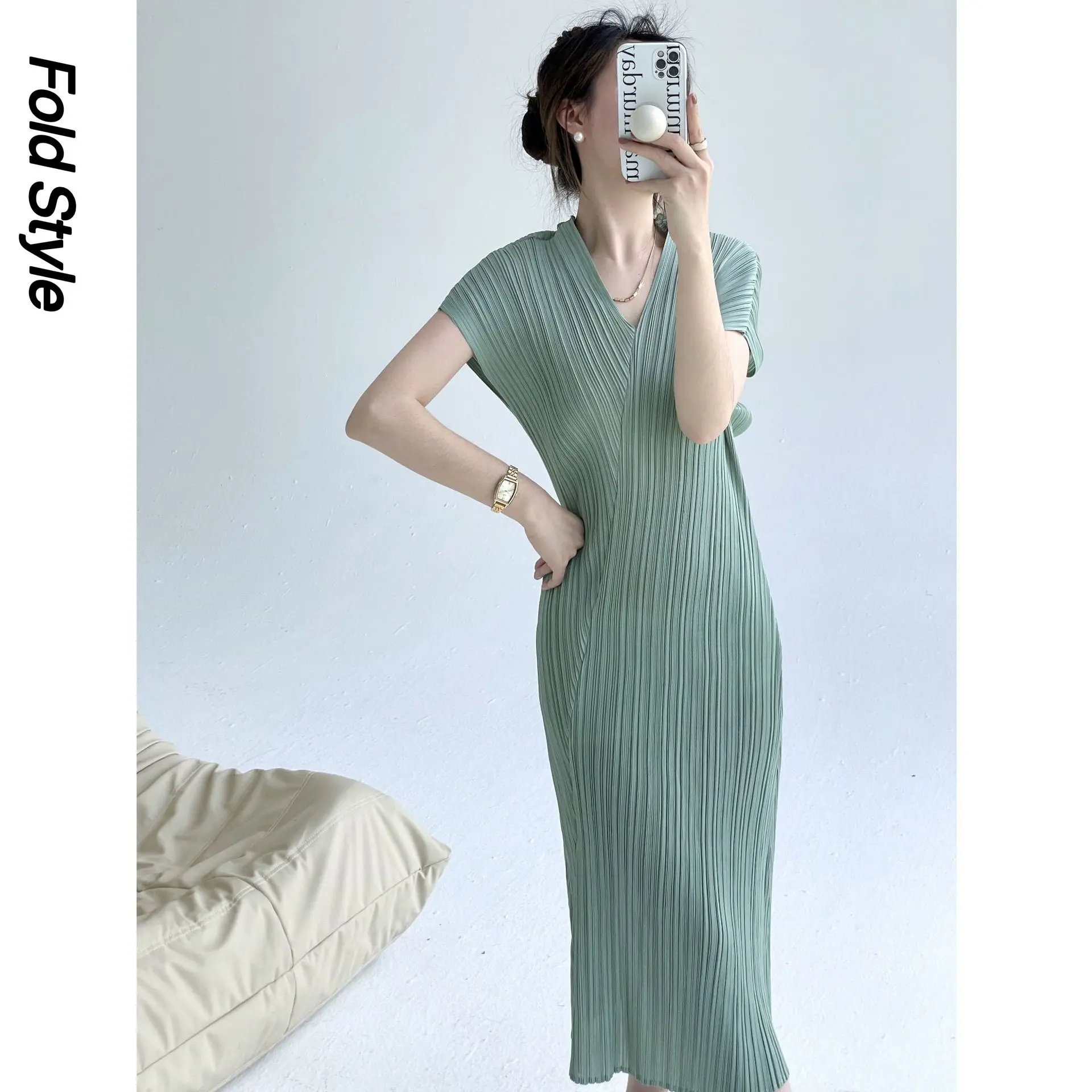 

Miyake Pleated 2024 Summer Women's New Advanced Design Sense V-neck Slim Fit Commuter Slim Dress Elegant and Simple Long Dress