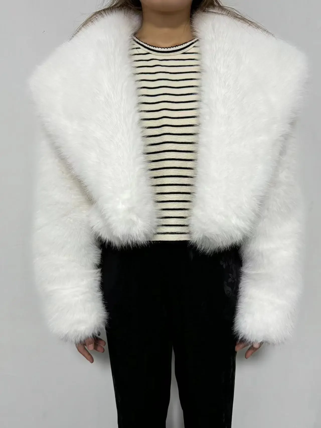 Winter Clothes for Women Luxury Cropped White Faux Fur Coat Women Warm Collar Fluffy Faux fur Jacket Fur Coats for Woman White