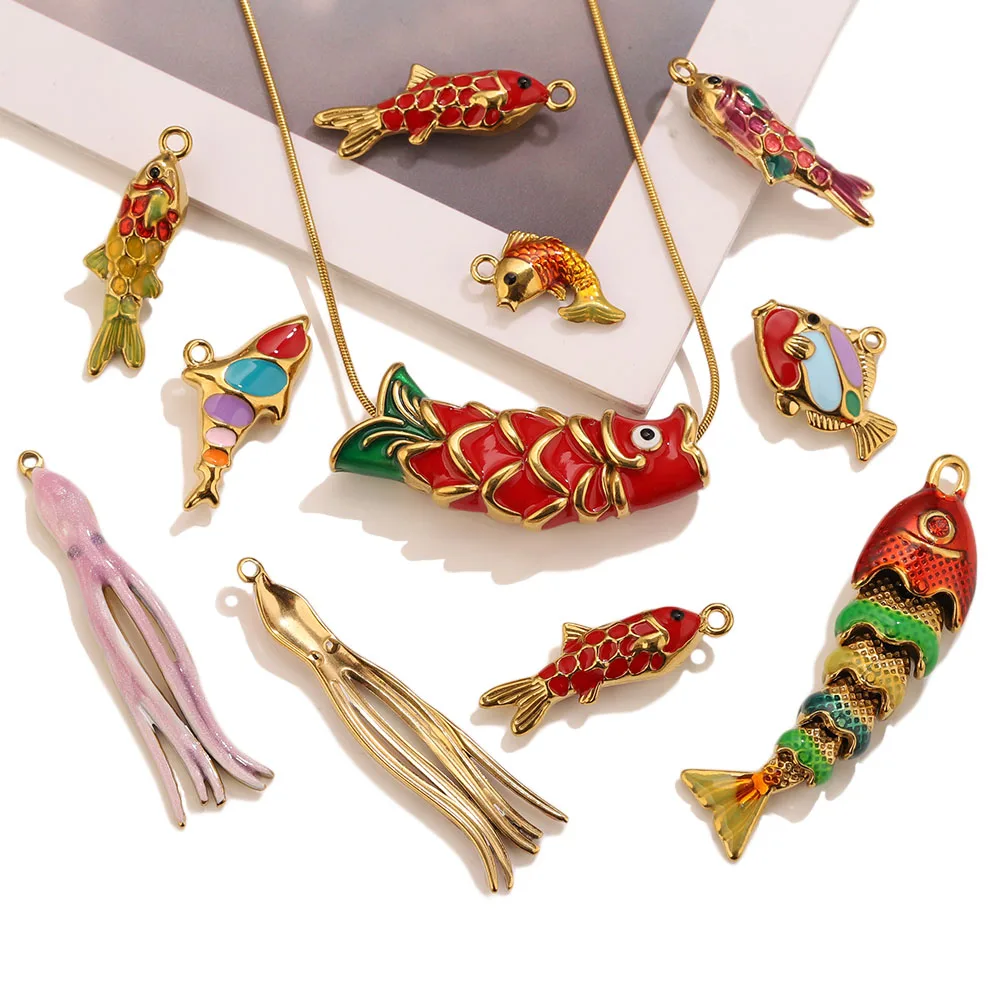 1-5 Stück Charm-Anhänger Ozeanfische Tierschmuck Goldfarben Roter Edelstahl Emaille Fisch-Charms DIY Ohrringe Damenschmuck – Detail 4