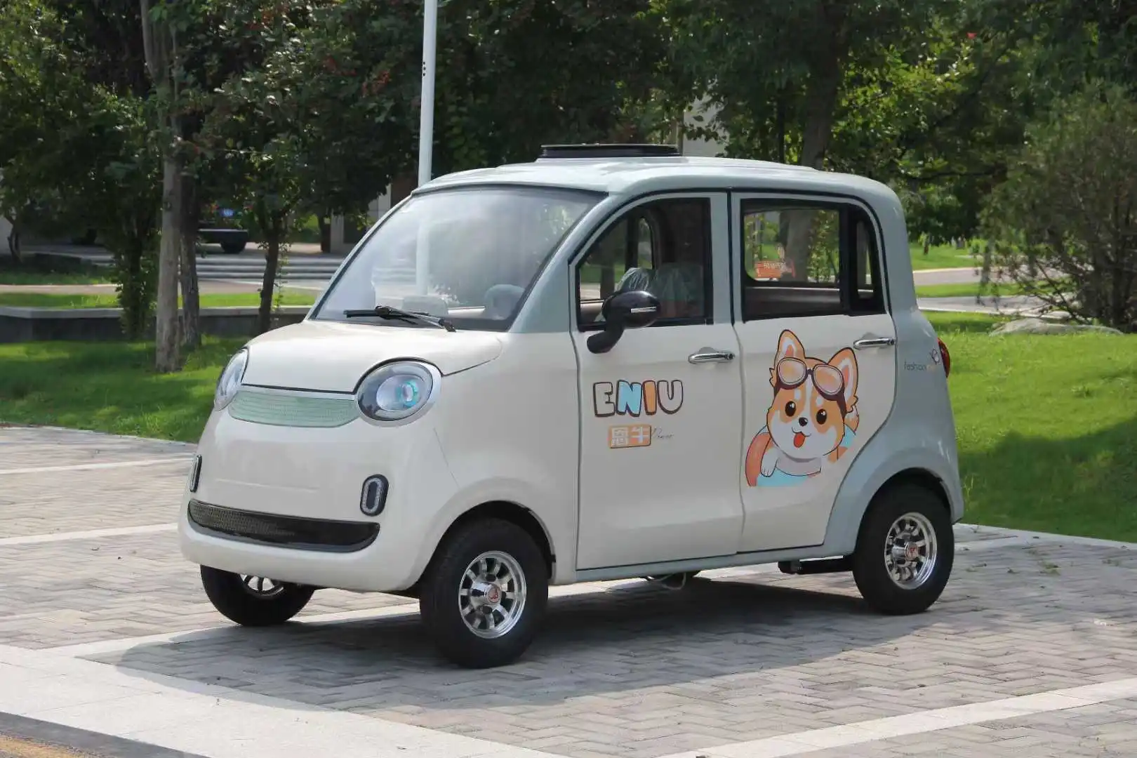 Cute and spacious small family smart car, four doors, high cruising range