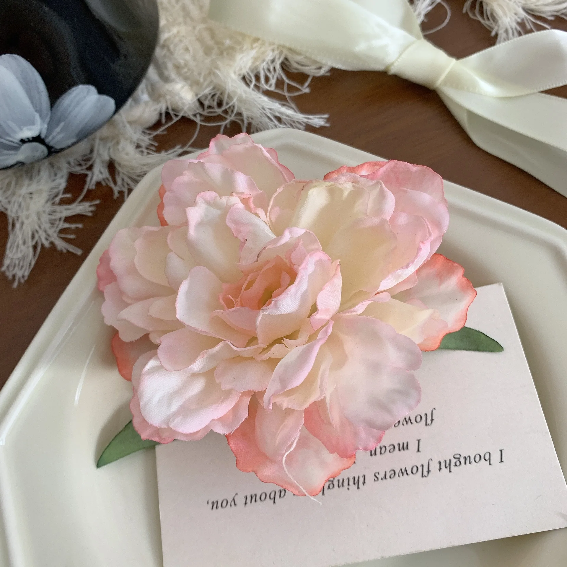 1 Stück Damen-Haarspange mit künstlicher Pfingstrose und Kamelie, große Haarspange im Resort-Stil, Entenschnabel-Clip, seitliche Blumen-Haarspange, Haarschmuck, Kopfschmuck – Detail 9