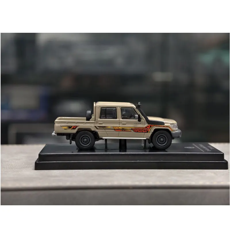 PARA Diecast 1/64 Scale  ‌Toyota Land Cruiser 70 Series LC79 (2014) Double Cab Pickup Alloy Car Model Toys for Boys Gift