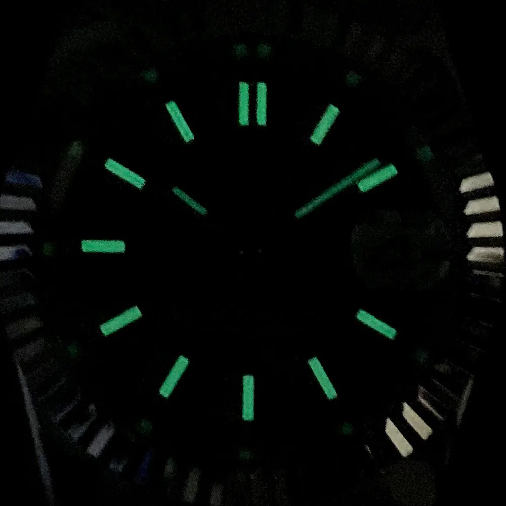 Orologio da uomo con movimento meccanico automatico giapponese NH35A con quadrante nero impermeabile da 200 m in vetro zaffiro rotondo personalizzato