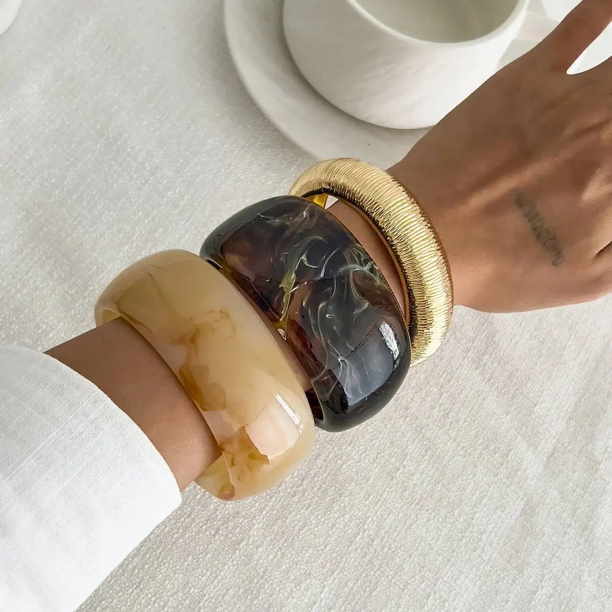 IngeSight.Z 3 Estilos de Pulseras Anchas Gruesas de Resina Acrílica con Geometría Vintage para Mujer, Brazaletes Redondos de Geometría Punk 2026, Joyería Steampunk