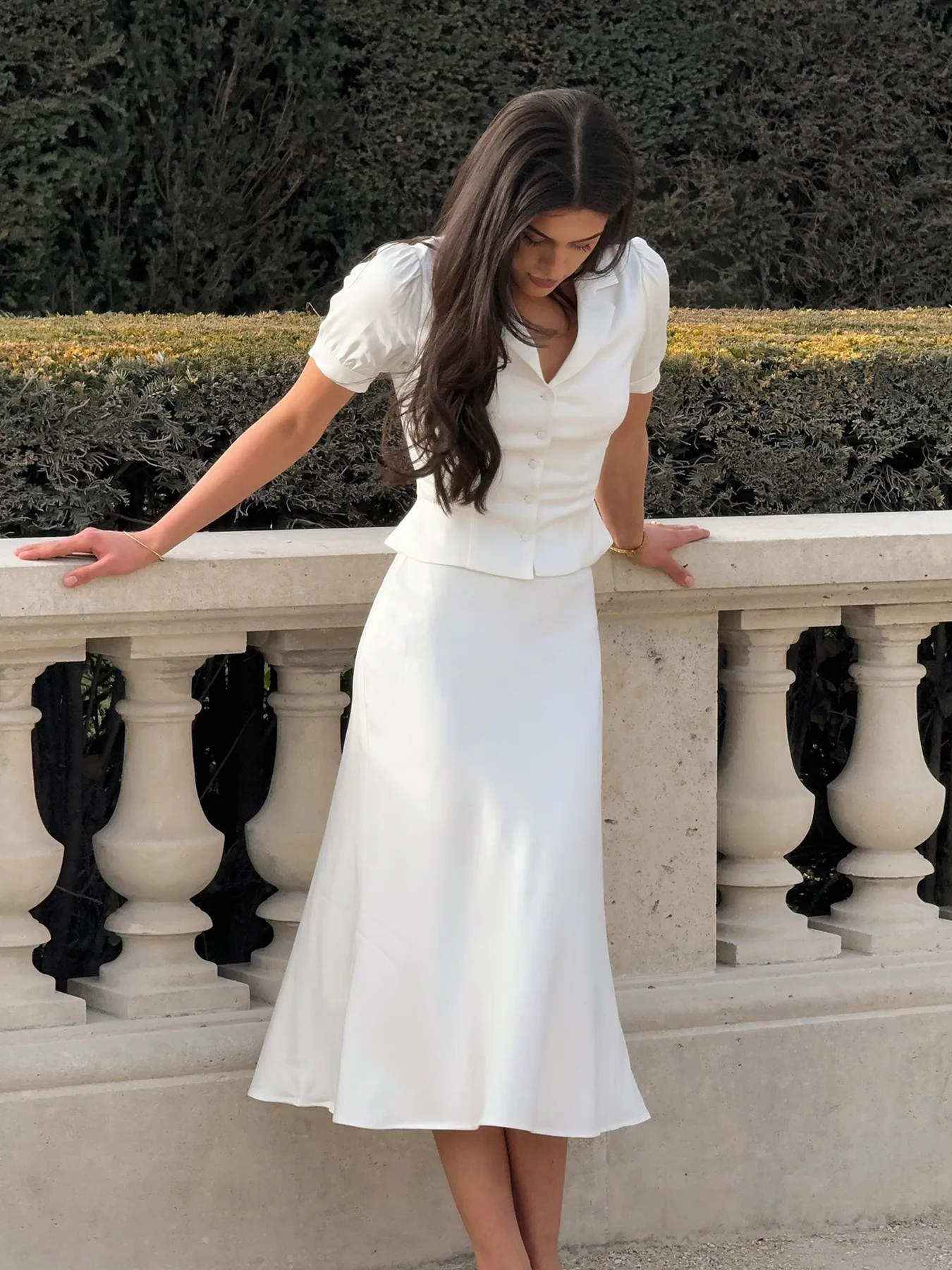 طقم نسائي أبيض مكون من قطعتين تنورة حورية البحر أنيقة وأكمام منتفخة وطية صدر السترة ملابس مكتب للسيدات بدلات نسائية على الموضة