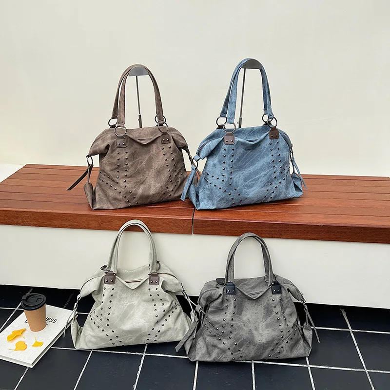 

Новая женская большая сумка с заклепками, большая вместительная сумка на плечо для подмышек, пригородная модель с короткими рукавами, модная повседневная сумка.