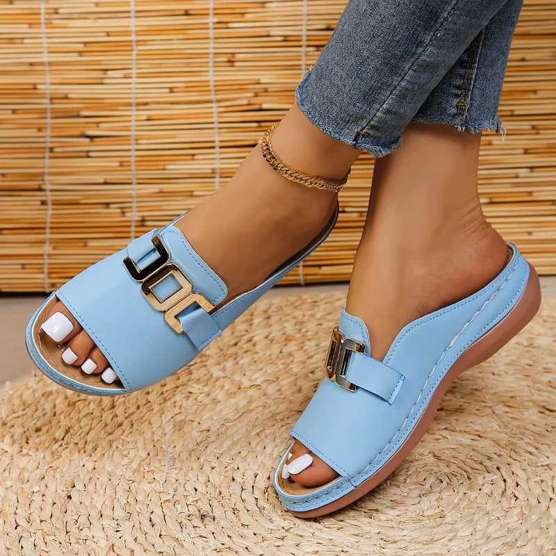2026 Sommer Neue Mode Metallisch Verzierte Plateau-Damenpantoletten Bequeme Offene Sandalen Lässige Strandsandalen Übergrößen