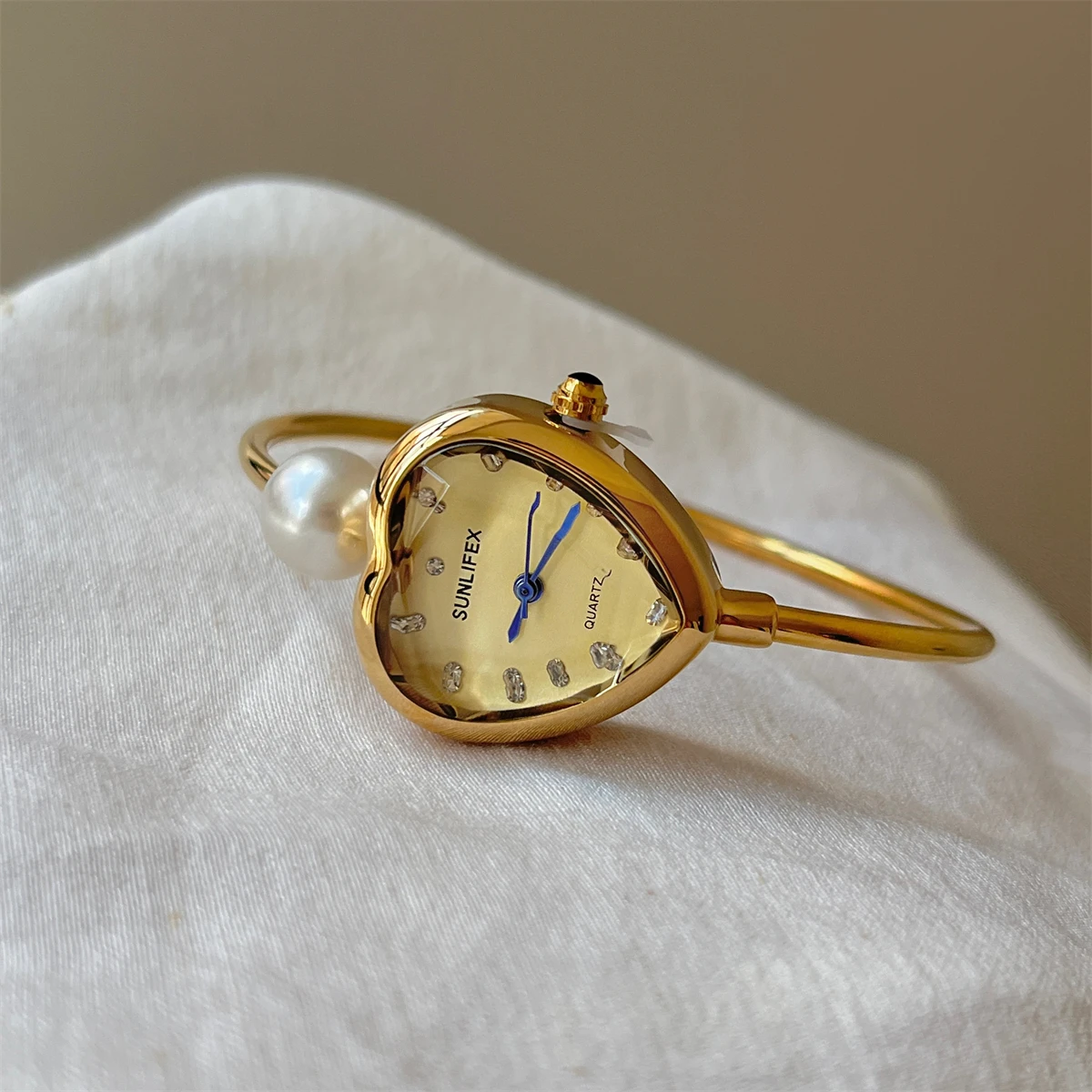 Niche fashion design sense exquisite peach heart diamond inlaid small dial watch women's high value pearl watch