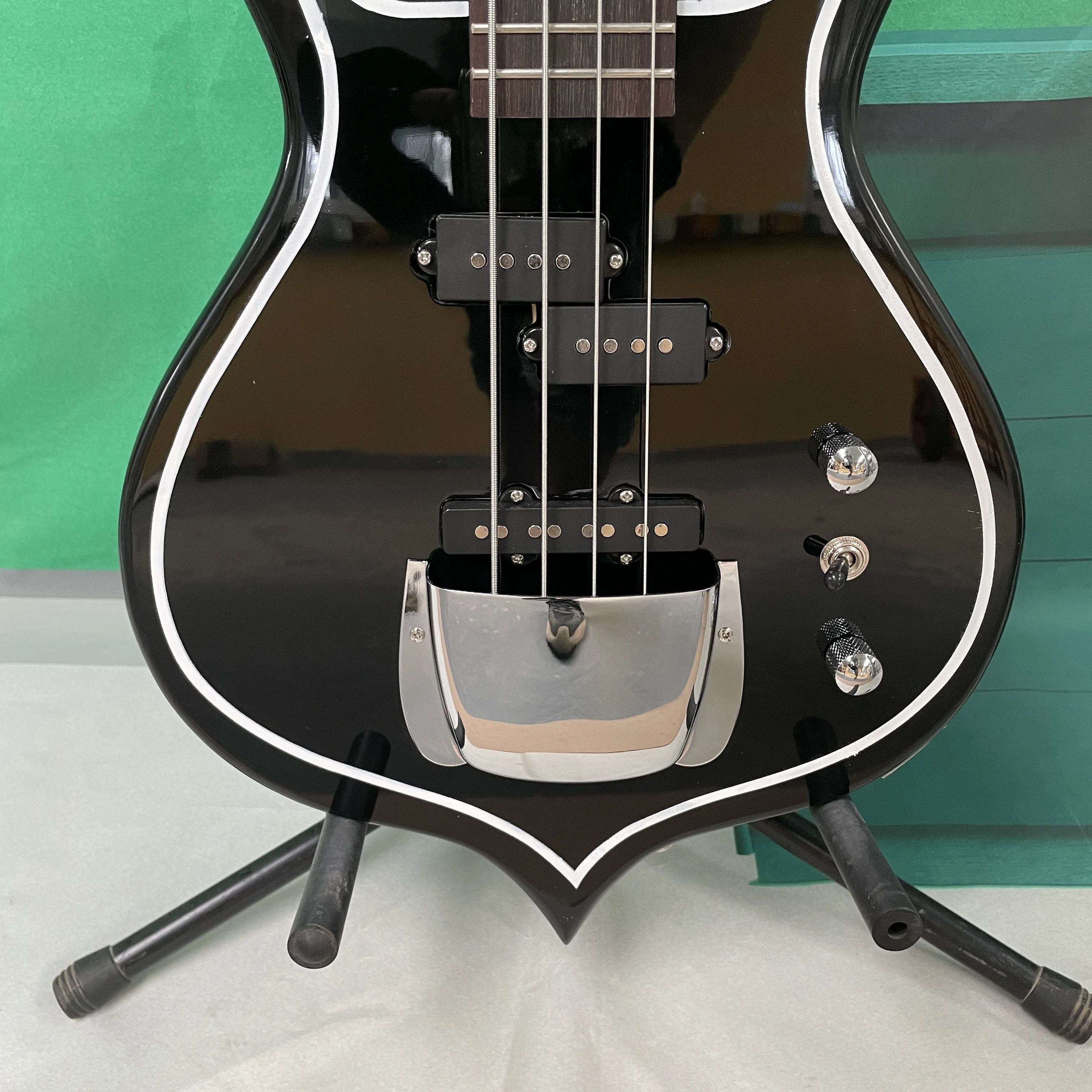 4-string electric bass guitar rosewood fingerboard, diamond inlays, and silver hardware guitars ; vintage rock electric guitarra