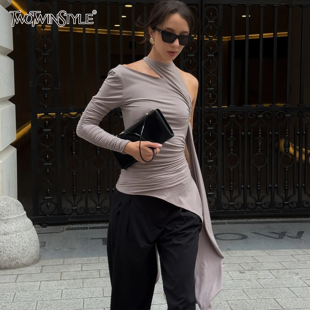

TWOTWINSTYLE однотонный минималистичный топ для женщин с лямкой на шее на одно плечо и длинными рукавами для похудения асимметричный дизайн футболка женская новинка
