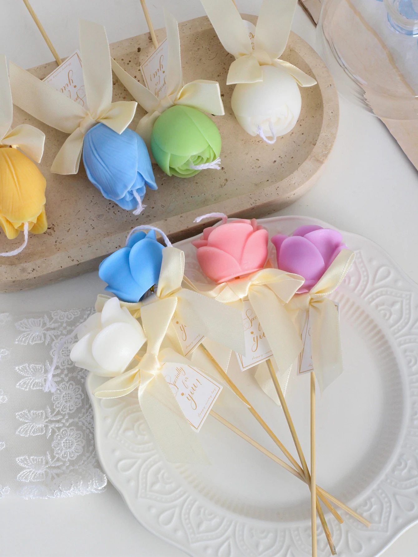 4 pcs/set (including a tulip-shaped candle, a ribbon, a bamboo stick and a card). This is a set of rose/tulip-scented candles. S