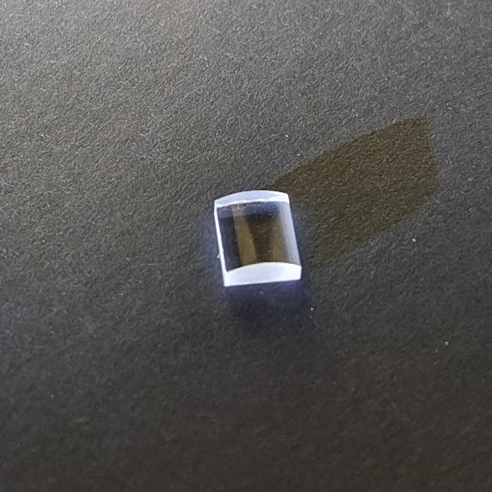 Lente cilíndrica convexa Plano, comprimento focal 10mm, Material Corning 7980 Quartz, 6mm x 6mm