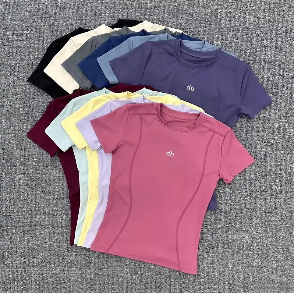 Simple sporty short-sleeved T-shirt for women, quick-drying and breathable, suitable for yoga, running and fitness training.