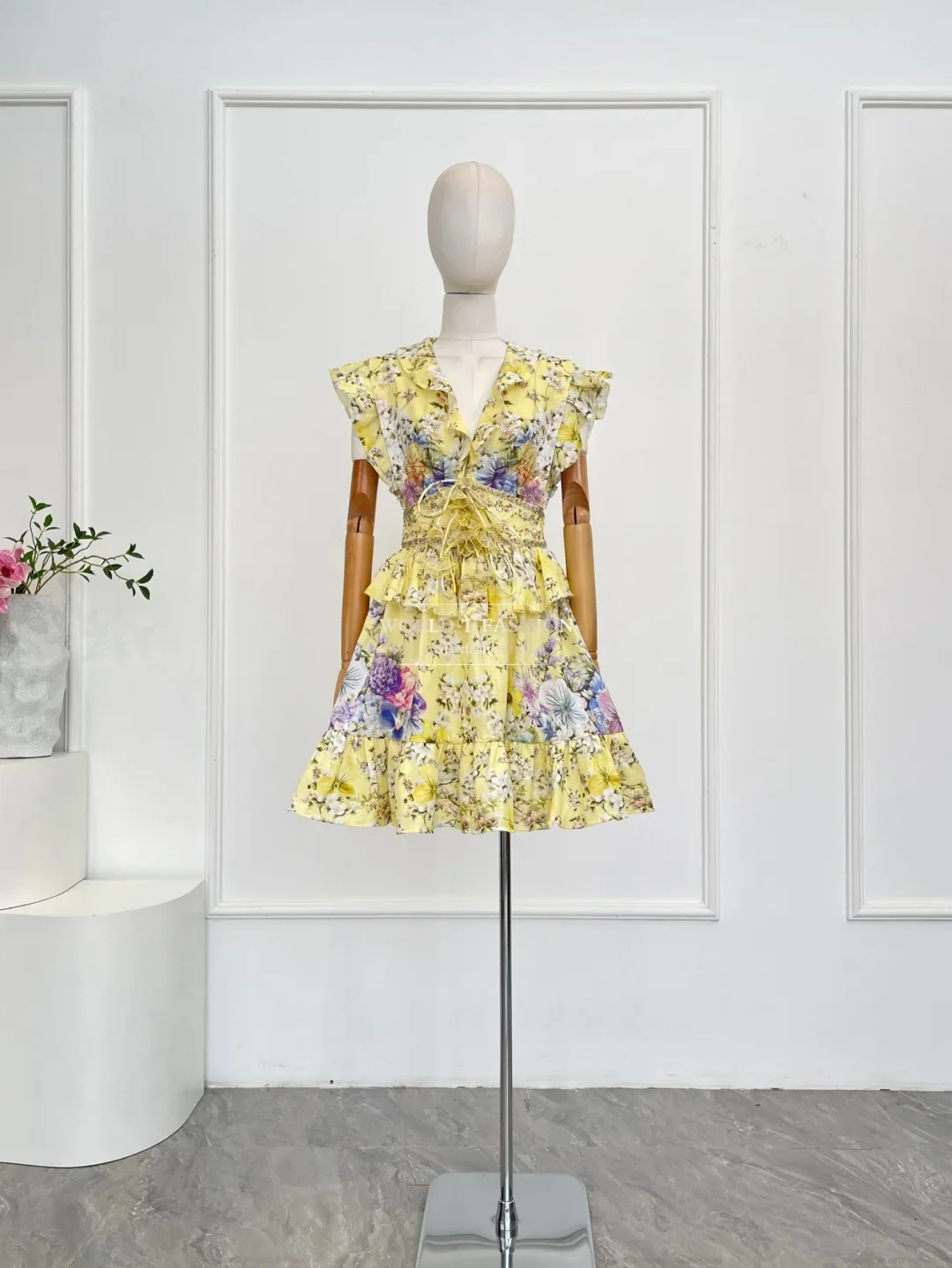 Gelbes Minikleid mit Blumendruck, ärmellos, Rüschen, Wasp-Taille, 2022, neues Design