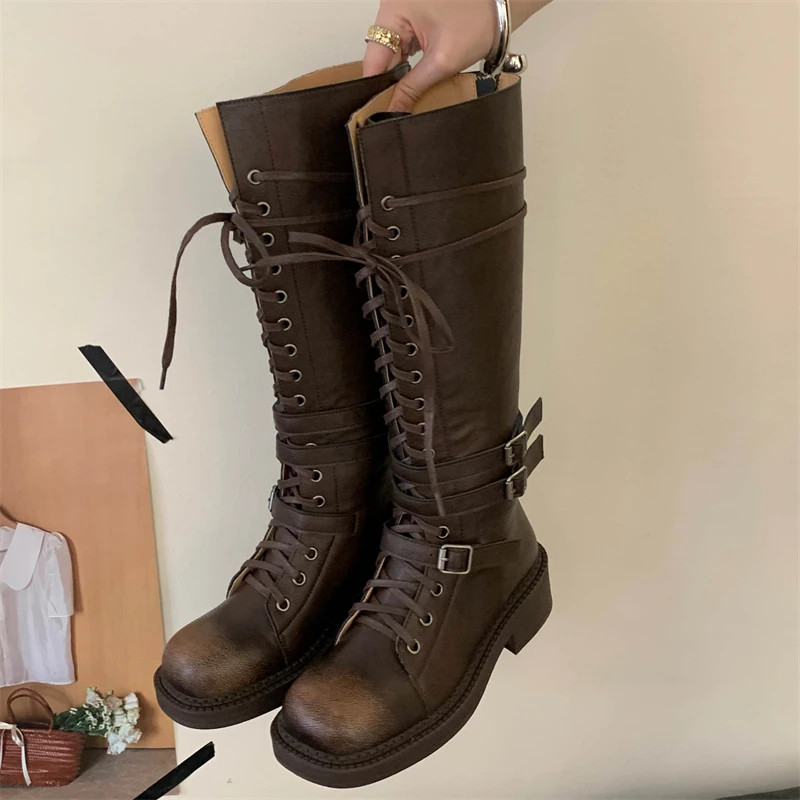 

Eilyken модные сапоги до колена в стиле панк на низком каблуке с перекрестными ремешками, женская дизайнерская обувь с пряжкой на ремне и круглым носком на молнии