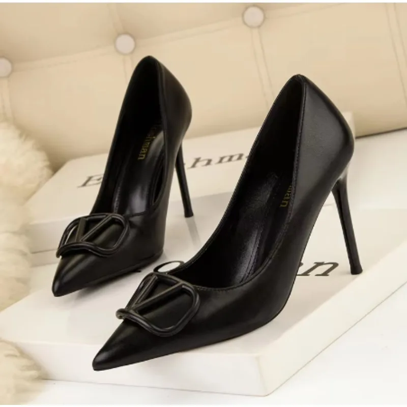 Luxury Banquet Fashion Heels 2024 New Brand Designer Black Gold Lacquered Leather Material Sexy All-match Women's Dress Shoes