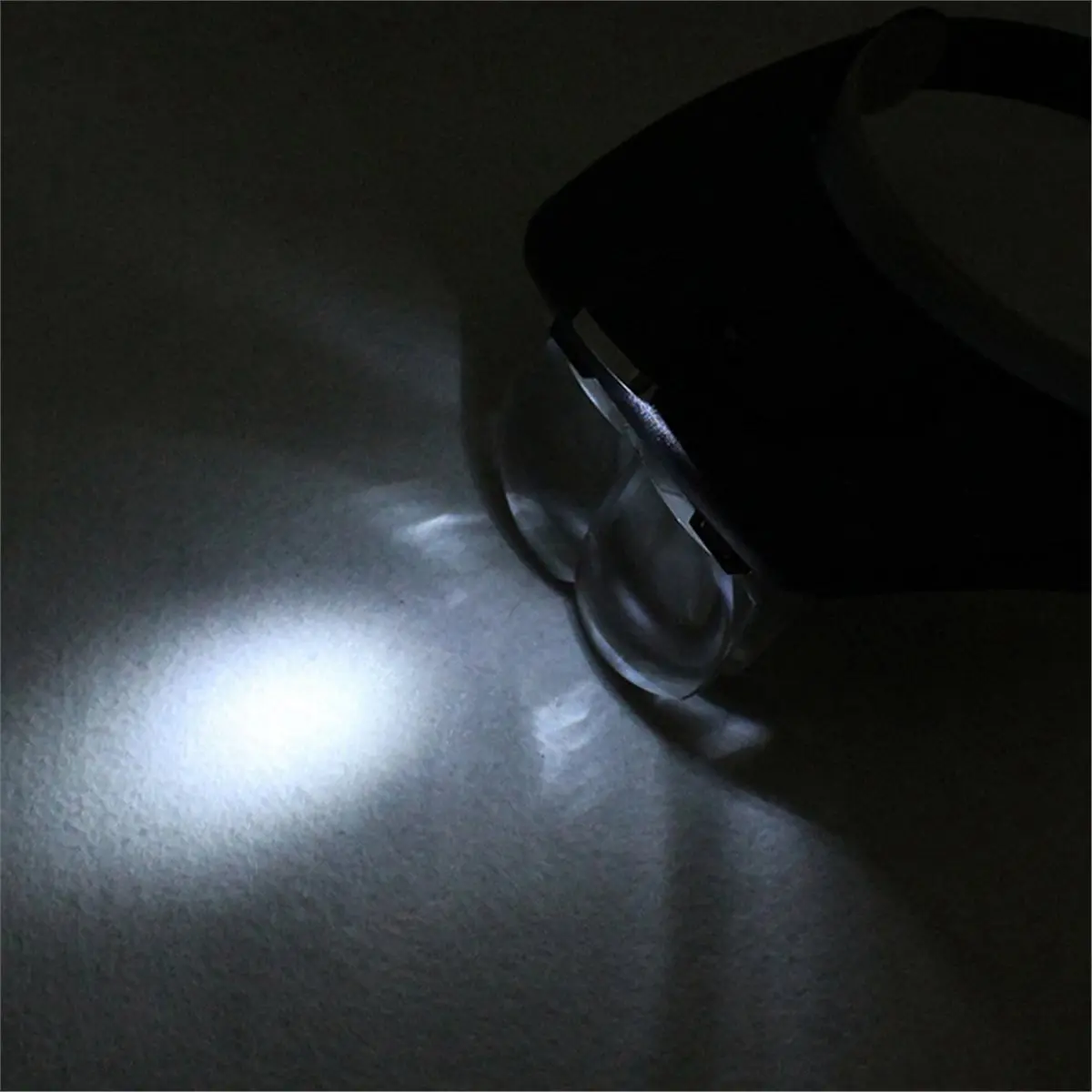

Очки-лупа на голову с увеличением 1.2X, 1.8X, 2.5X, 3.5X и LED-подсветкой для чтения и работы с ювелирными изделиями