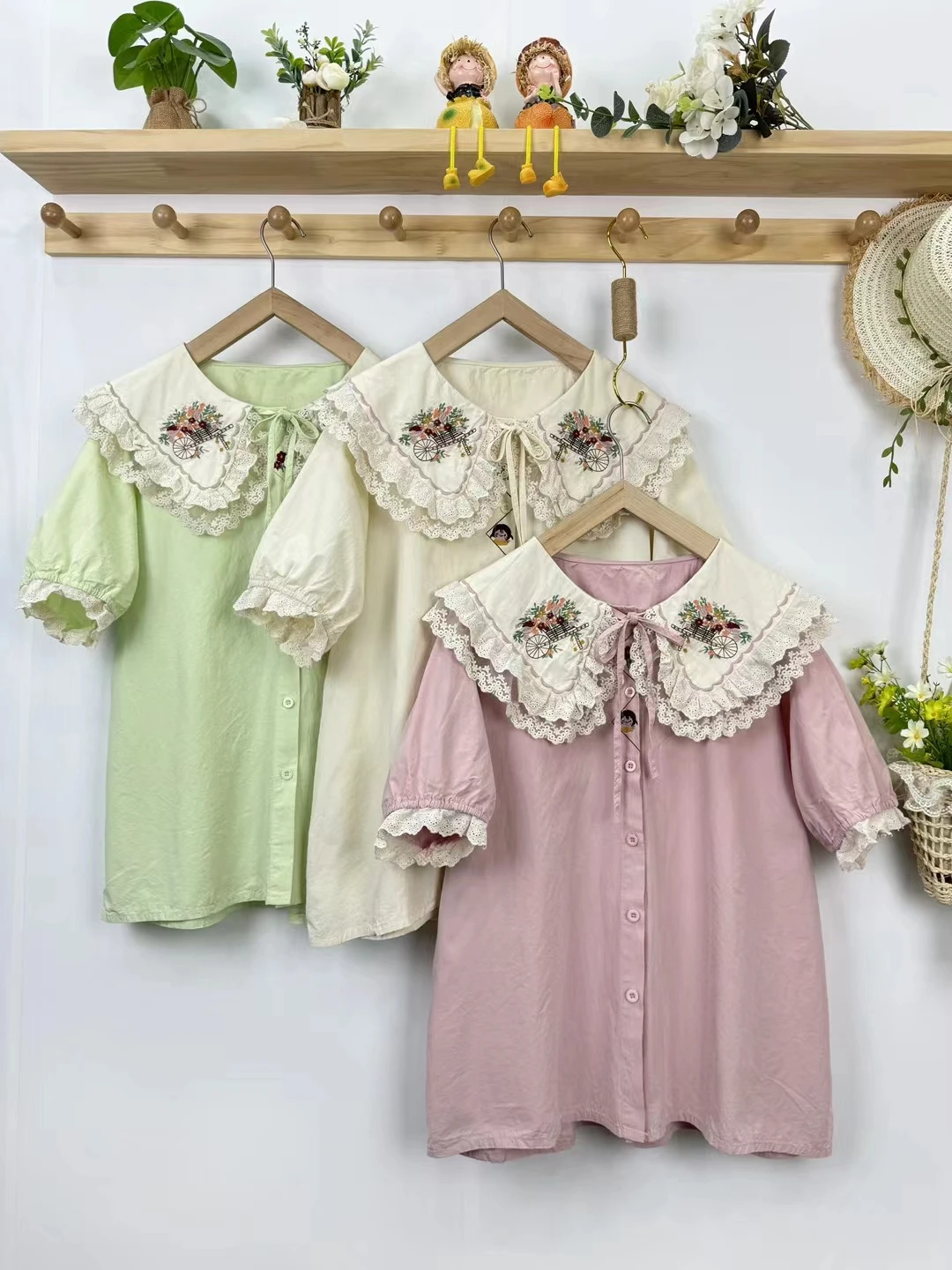 

Летняя женская блузка с кружевной отделкой и воротником-стойкой, с коротким рукавом, на завязках, из хлопка, свободного кроя, стандартной длины