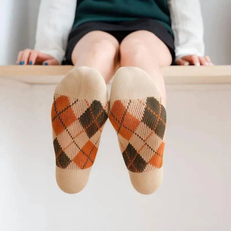 Retro-Socken mit Diamantmuster, die bis zur Mitte der Wade reichen, 5er-Pack, im britischen Stil mit farblich abgesetzten Mustern, strukturierte vertikale Streifen, geeignet für trendige Outfits, zum Tragen im Alltag oder als Geschenk für die Feiertage. – Detail 11