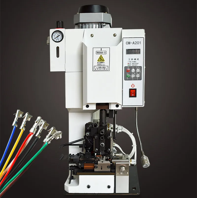 

Горизонтальная пневматическая машина для зачистки проводов 750 Вт 900 Вт, подходит для клемм постоянного/переменного тока/одинарного зерна/соединения для щипцов проводов