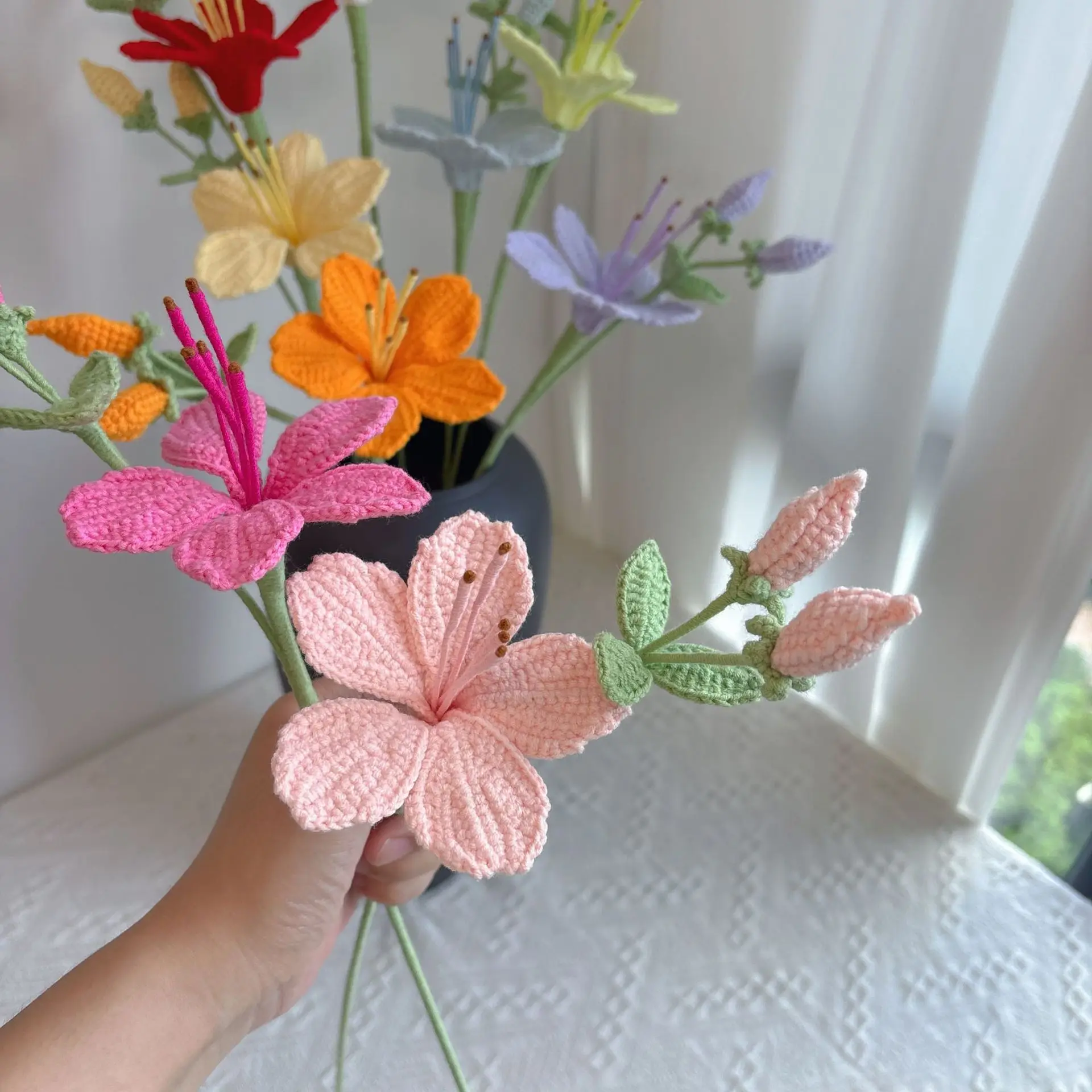 Gehäkelte Blumenkreation, kreative künstliche Rhododendron-Blume, handgefertigte Strickblume, für Hochzeiten, Partys, zur Dekoration von Räumen, als Geschenk. – Detail 1