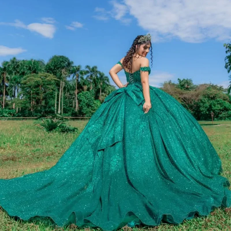 فستان Quinceanera باللون الأخضر الداكن اللامع مع قلادة كريستالية ترتر وذيل طويل وفيونكة فيستدوس دي 15 Quinceanera تخصيص #2